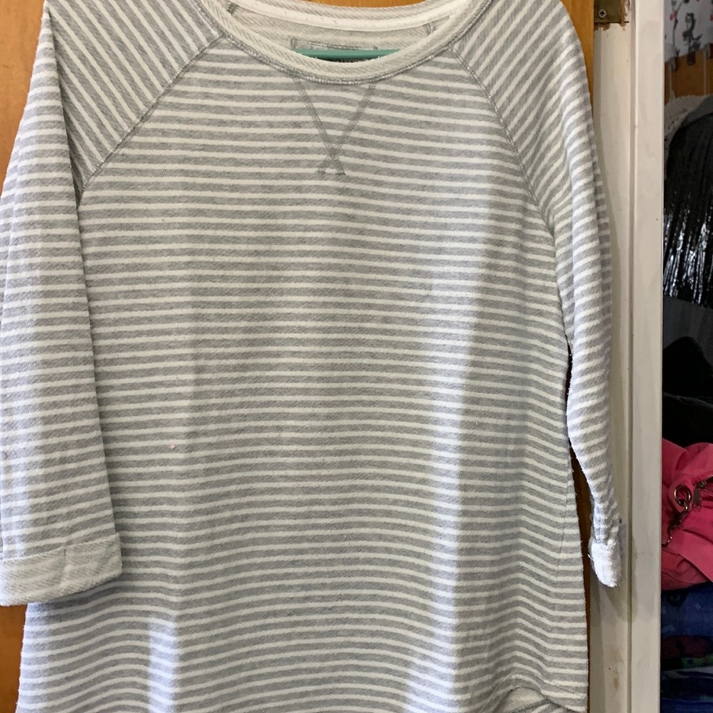 Gray striped 3/4 sleeve shirt